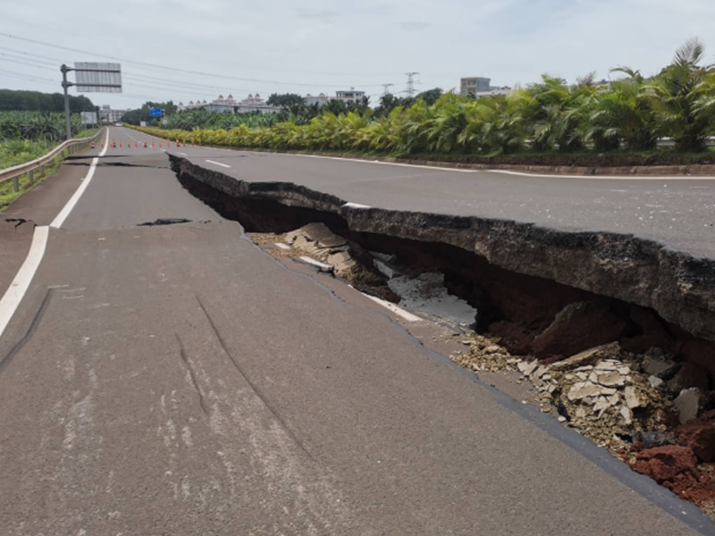​北斗沉降在线监测装置解决地面倾斜沉降难题